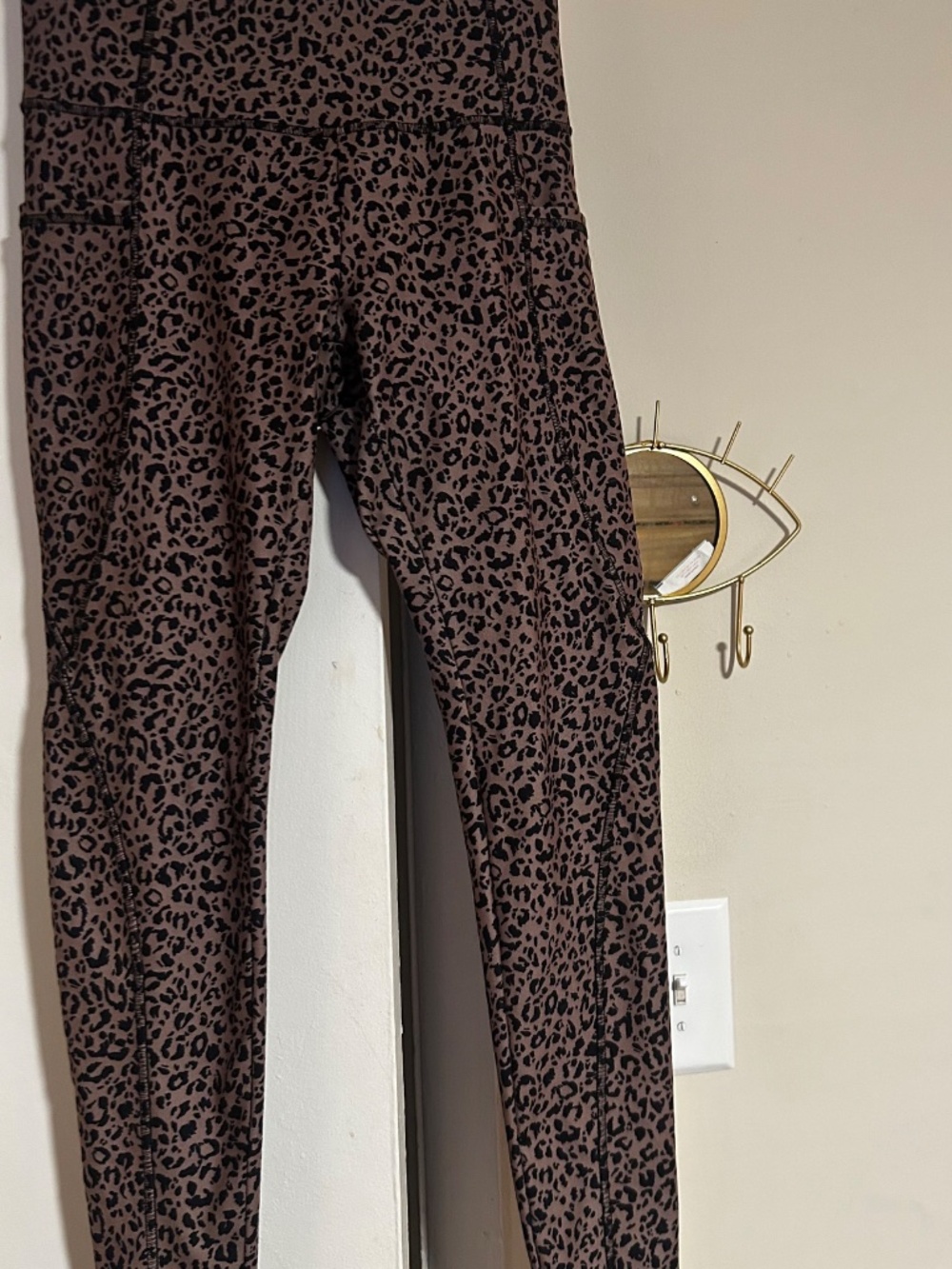 Matching leopard print activewear set - Picture 2 of 4